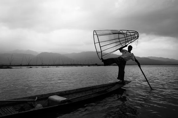 Pêcheurs pêchent le poisson — Photo