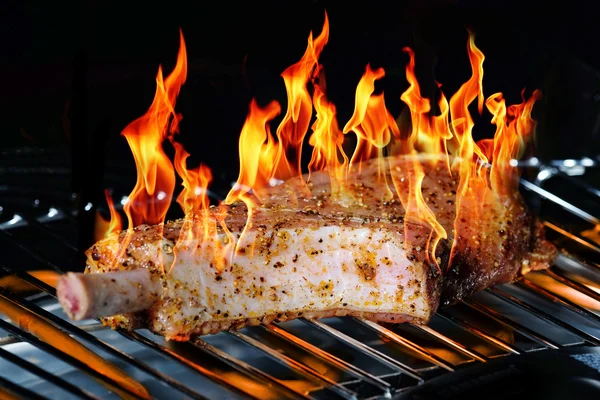 Kemikler ile ızgara et