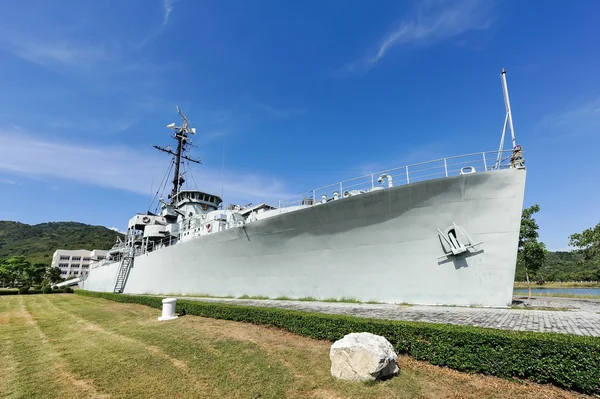 The battleship in the garden and blue sky — Stock Photo, Image