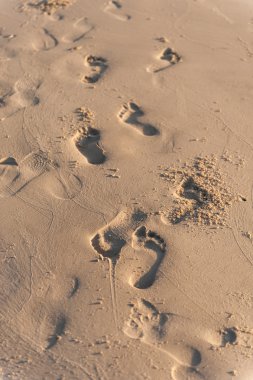 Kumda ayak izleri