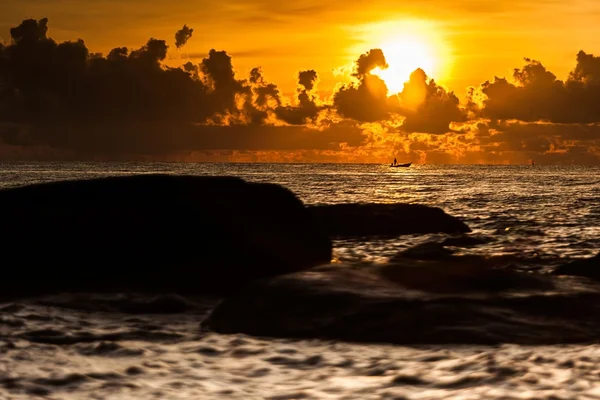 Un pequeño barco al atardecer en el mar — Foto de Stock