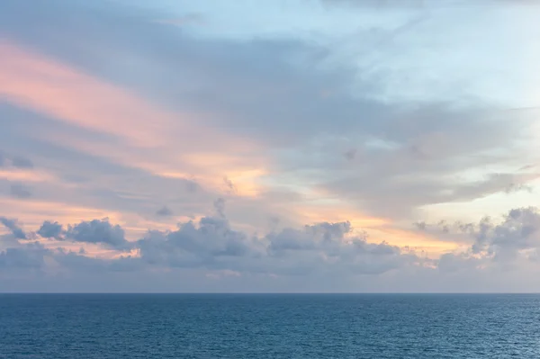 Puesta de sol en el mar en Tailandia — Foto de Stock