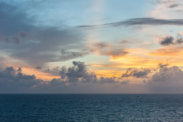 Puesta de sol en el mar en Tailandia — Foto de Stock