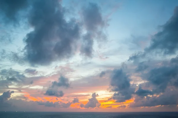 Puesta de sol en el mar en Tailandia — Foto de Stock