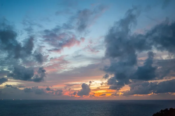 Puesta de sol en el mar en Tailandia — Foto de Stock