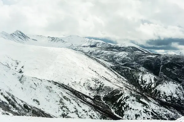 Montagna di neve — Foto Stock