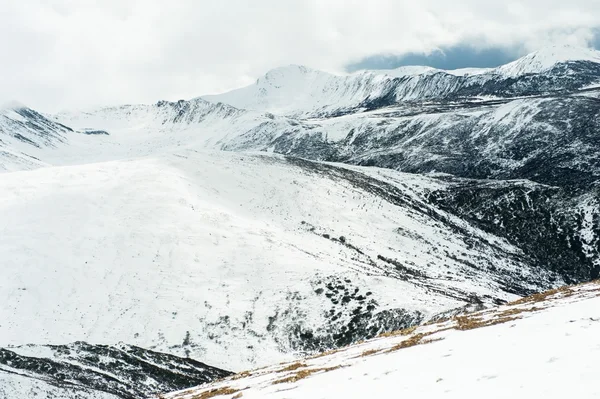 Montagna di neve — Foto Stock