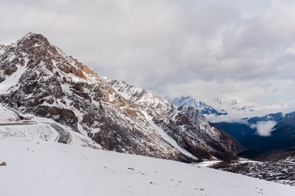 Montagna di neve — Foto Stock