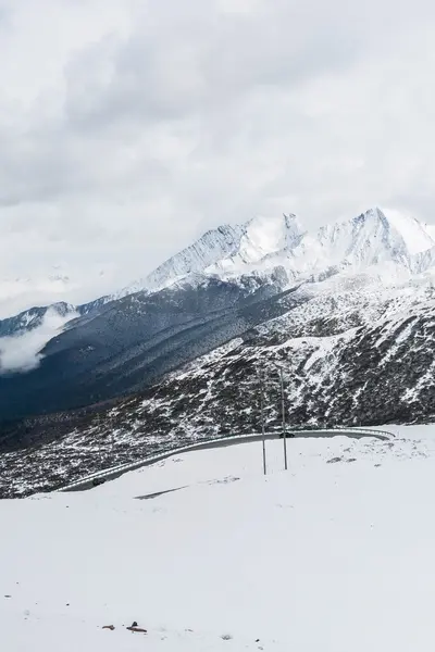 Kışın kar dağ — Stok fotoğraf