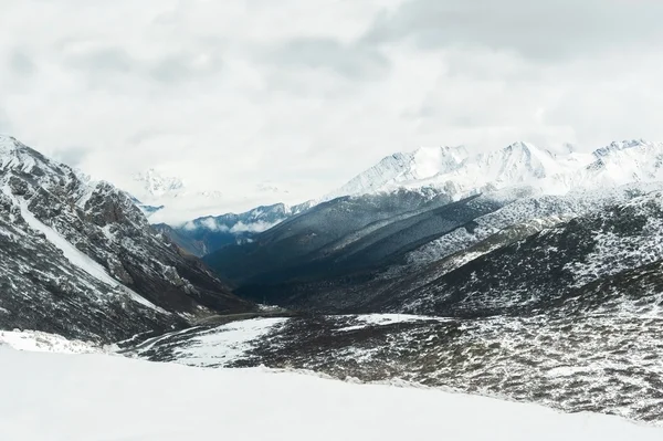 Montagna di neve in inverno — Foto Stock