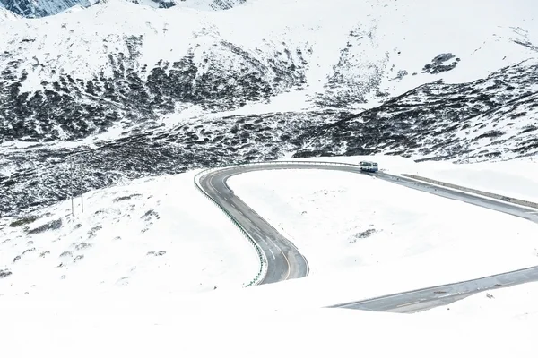 Montagna di neve in inverno — Foto Stock