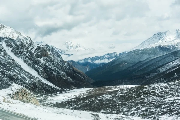 Montanha de neve no inverno — Fotografia de Stock