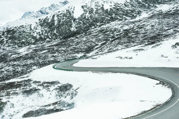 Kışın kar dağ — Stok fotoğraf
