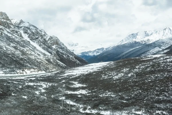 Montanha de neve no inverno — Fotografia de Stock