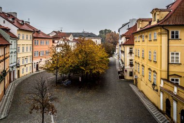 Tarihsel Prag 'da, Vltava Nehri üzerindeki Charles Köprüsü' nde sonbahar şafağı. Prag, ENESCO anıtı, Çek Cumhuriyeti