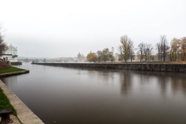 Tarihsel Prag 'da, Vltava Nehri üzerindeki Charles Köprüsü' nde sonbahar şafağı. Prag, ENESCO anıtı, Çek Cumhuriyeti