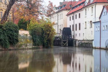 Tarihsel Prag 'da, Vltava Nehri üzerindeki Charles Köprüsü' nde sonbahar şafağı. Prag, ENESCO anıtı, Çek Cumhuriyeti