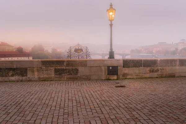 Őszi Hajnal Történelmi Prágában Károly Hídnál Moldva Folyó Felett Prága — Stock Fotó