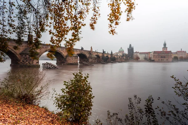 Jesienny Świt Historycznej Pradze Moście Karola Nad Wełtawą Praga Pomnik — Zdjęcie stockowe