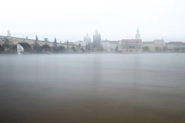 Jesienny Świt Historycznej Pradze Moście Karola Nad Wełtawą Praga Pomnik — Zdjęcie stockowe