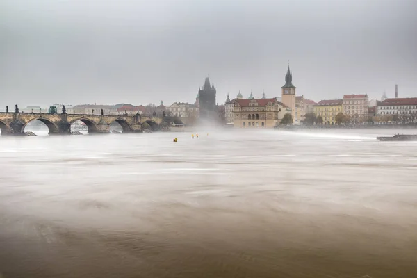Tarihsel Prag 'da, Vltava Nehri üzerindeki Charles Köprüsü' nde sonbahar şafağı. Prag, ENESCO anıtı, Çek Cumhuriyeti