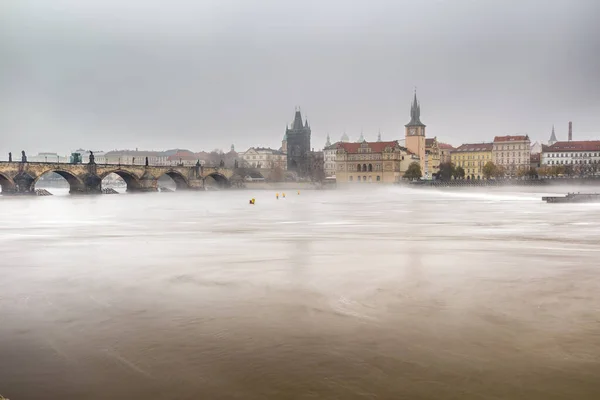 Tarihsel Prag Vltava Nehri Üzerindeki Charles Köprüsü Nde Sonbahar Şafağı — Stok fotoğraf