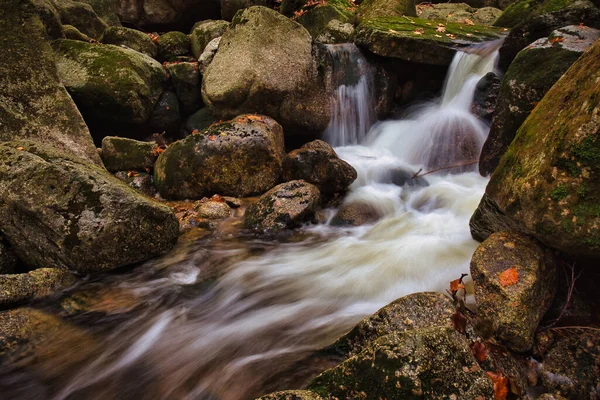 Herbstliche Belichtung Des Baches Und Der Black Big Stolpich Wasserfälle — Stockfoto