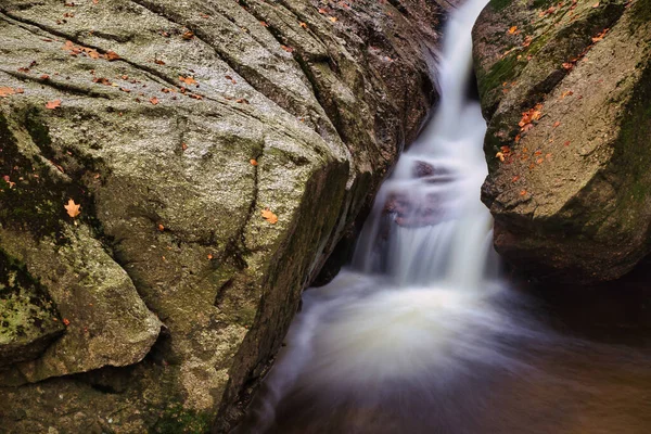 Herbstliche Belichtung Des Baches Und Der Black Big Stolpich Wasserfälle — Stockfoto