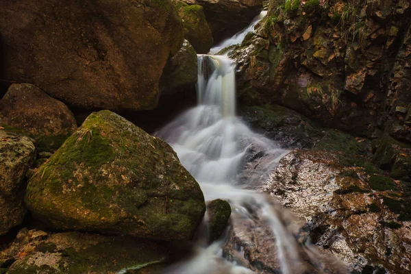 Herbstliche Belichtung Des Baches Und Der Black Big Stolpich Wasserfälle — Stockfoto