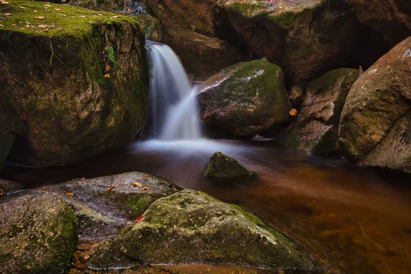 Herbstliche Belichtung Des Baches Und Der Black Big Stolpich Wasserfälle — Stockfoto