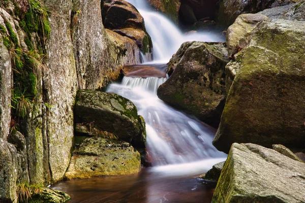 Herbstliche Belichtung Des Baches Und Der Black Big Stolpich Wasserfälle — Stockfoto