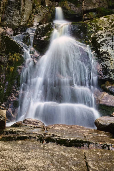 Herbstliche Belichtung Des Baches Und Der Black Big Stolpich Wasserfälle — Stockfoto