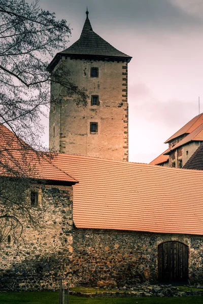 大而坚固的中世纪斯维霍夫水堡座落在欧洲捷克共和国的皮尔森地区 石堡周围有一条水渠 冬季景观 — 图库照片