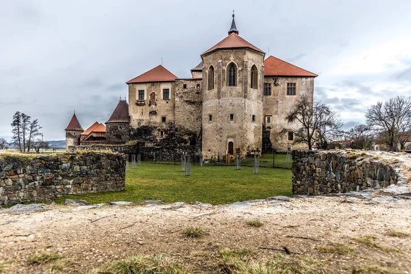 大規模でよく要塞化された中世のスヴィホフの水城は ヨーロッパ チェコ共和国のピルセン地方に位置しています 石城の周りには運河があります 冬景色 — ストック写真
