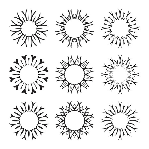 Dekoratif siyah güneş sembolleri koleksiyonu. Beyaz arka planda izole edilmiş doğrusal güneş ışınları kümesi. Vektör tasarım ögeleri
