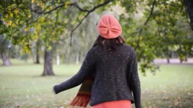 Güz parkında güzel genç bir kadın.