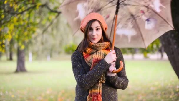 Piękna młoda kobieta otwarcie umbrella i obraca go. — Wideo stockowe