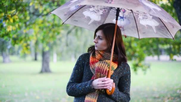 Jovens bonitas com guarda-chuva . — Vídeo de Stock