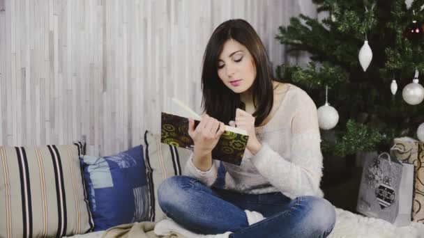 Beautiful young woman preparing for Christmas — Stock Video