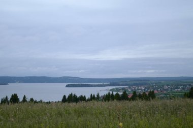 Nehir kenarındaki köy Bulutlu bir günde