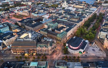 Helsinki, Finlandiya - 5 Ekim 2020: Helsinki 'deki Kluuvi mahallesinin havadan görünüşü.