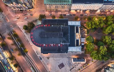 Helsinki, Finlandiya - 5 Ekim 2020: Akşamları İsveç Tiyatrosu 'nun çatısının havadan görünüşü.