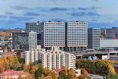 Helsinki, Finlandiya - 15 Ekim 2020: Yepyeni Tripla Sokos Oteli, İşçi Ofisi Merkezi ve Pasila Tren İstasyonu.