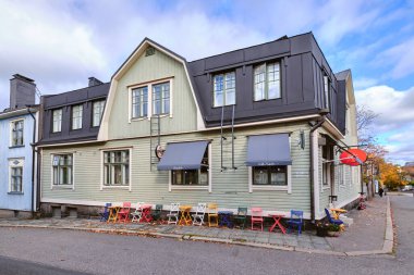 Helsinki, Finlandiya - 16 Ekim 2020: Eski ahşap mahalle Puu Vallila. Sonbahar şehir manzarası.