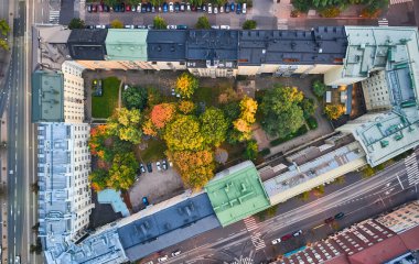 Orta Helsinki, Finlandiya 'daki eski apartmanların arka bahçelerinin havadan görüntüsü. Sonbahar şehir manzarası.