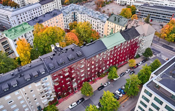 旧公寓楼的空中景观 大楼墙上的红色弗吉尼亚爬虫 芬兰赫尔辛基秋季城市景观 — 图库照片