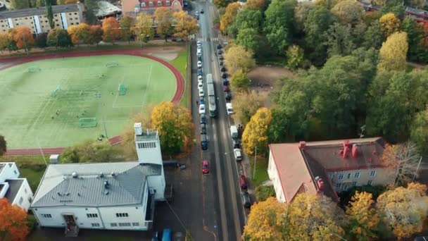 Ελσίνκι Φινλανδία Οκτωβρίου 2020 Τραμ Κινείται Στο Δρόμο Πολλά Δέντρα — Αρχείο Βίντεο