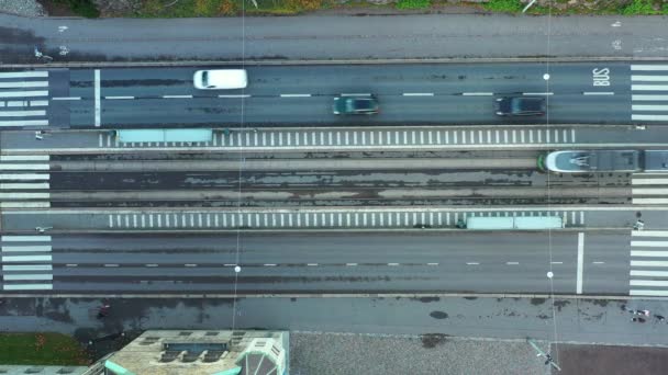 Tramway Arrive Arrêt Rue Helsinki Finlande Voitures Bus Circulent Dans — Video