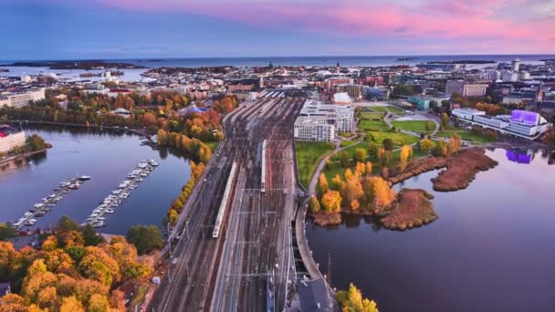 Widok Lotu Ptaka Pociąg Centrum Helsinek Jesienią Wieczorem Niesamowity Filmik — Wideo stockowe