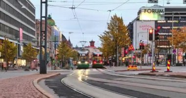Helsinki, Finlandiya - 25 Ekim 2020: Helsinki 'deki Mannerheimintie caddesinde tramvay trafiği.